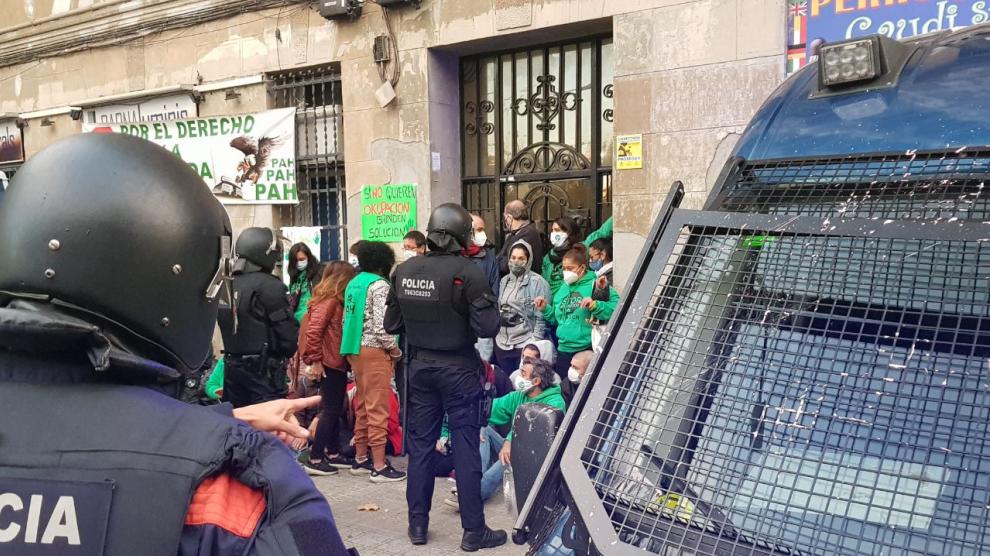 Catalunya Metropolitana (@catalunyamtp) on Twitter photo Sense habitatge no hi ha educaciĂł
Sense casa pels alumnes i llurs famĂlies, no hi ha lloc per a l’aprenentatge ni desenvolupament evolutiu adequat
✍️Maurici Victory Molné
A <a href="/DiariEducacio/">Diari de l'EducaciĂł</a> i <a href="/CatalunyaMTP/">Catalunya Metropolitana</a>
catalunyametropolitana.cat/sense-habitatg… Sense habitatge no hi ha educació
Sense casa pels alumnes i llurs famĂlies, no hi ha lloc per a l’aprenentatge ni desenvolupament evolutiu adequat
✍️Maurici Victory Molné
A <a href="/DiariEducacio/">Diari de l'EducaciĂł</a> i <a href="/CatalunyaMTP/">Catalunya Metropolitana</a>
catalunyametropolitana.cat/sense-habitatg…