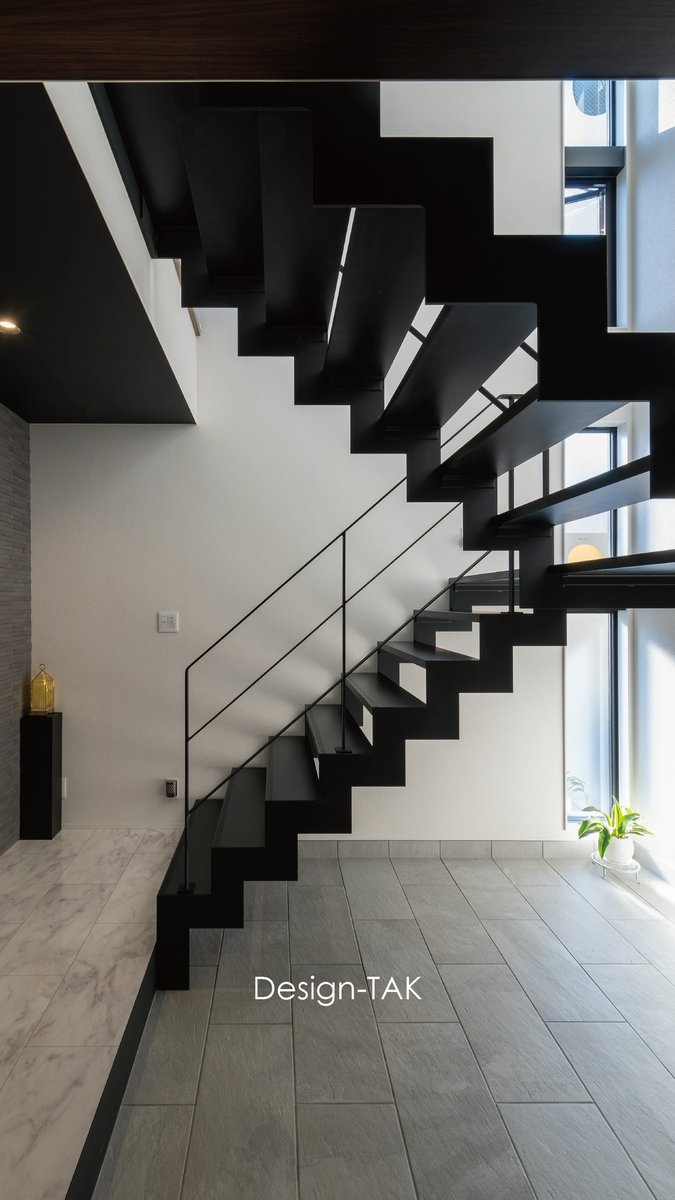 「稲妻階段」
と知るまでギザギザ階段って呼んでました🥺