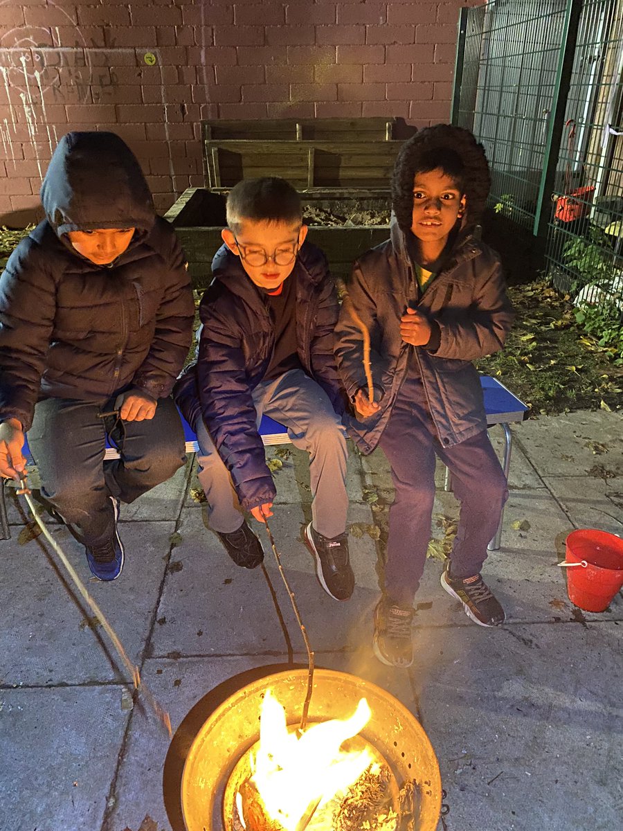 Play_Glos's tweet image. Cooking on the fire and rounds of ‘the floor is lava’ kept us warm during a chilly #Play2Nurture session last night 🌋 
 
@TNLComFund #ChildLedPlay #TimeToBe