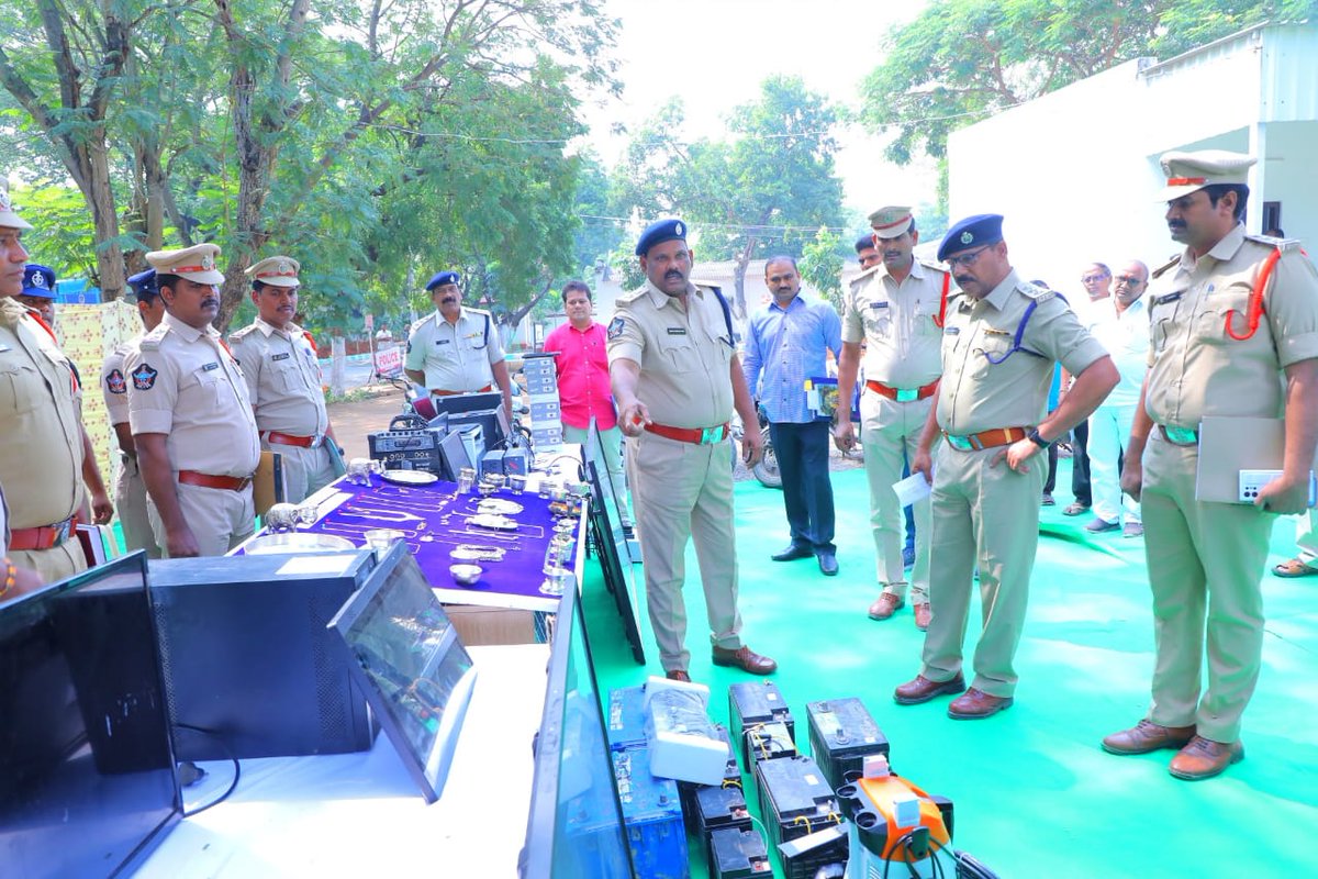 Palnadu_Police's tweet photo. పల్నాడు జిల్లా పోలీస్ కార్యాలయంలో నిర్వహించిన మీడియా సమావేశంలో దొంగతనాల వివరాలు వెల్లడించిన ఎస్పీ శ్రీ కంచి. శ్రీనివాసరావు ఐపిఎస్ గారు,.@APPOLICE100 @dgpapofficial #palnadu #inavolu #chilakluripet https://t.co/EGMIlrDXrj