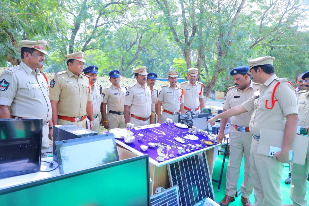 Palnadu_Police's tweet photo. పల్నాడు జిల్లా పోలీస్ కార్యాలయంలో నిర్వహించిన మీడియా సమావేశంలో దొంగతనాల వివరాలు వెల్లడించిన ఎస్పీ శ్రీ కంచి. శ్రీనివాసరావు ఐపిఎస్ గారు,.@APPOLICE100 @dgpapofficial #palnadu #inavolu #chilakluripet https://t.co/EGMIlrDXrj
