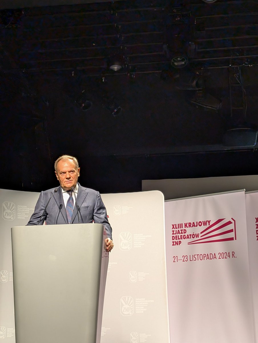 Discours du PM Donald Tusk au Congrès de <a href="/ZNP_ZG/">ZNP</a>:
"Quelque chose approche depuis notre frontière orientale. On ne sait pas comment cela va finir. Sans école, il n'y a pas de sécurité nationale. L'école doit préparer la prochaine génération à être résiliente aux Fake news"