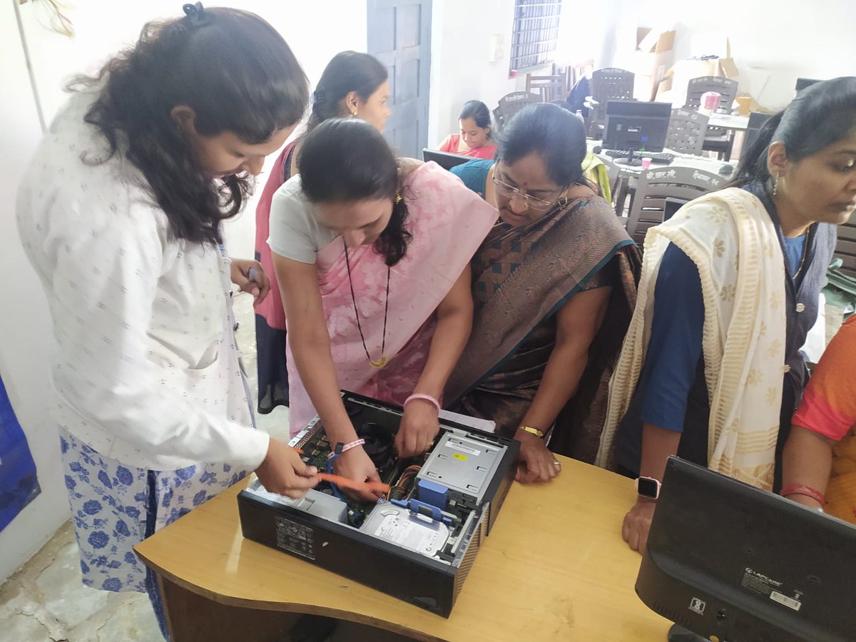 ComputerShiksh1's tweet image. डिजिटल विभाजन को पाटने #BridgingDigitalDivide तक, हम जो भी कदम उठाते हैं, वह एक अधिक समावेशी और शिक्षित दुनिया बनाने में मदद करता है।
#ComputerShiksha में, हम बदलाव की सामूहिक भावना में विश्वास करते हैं। आइए, एक साथ मिलकर वंचितों को सशक्त बनाने के लिए आपकी भागीदारी एक उज्जवल,