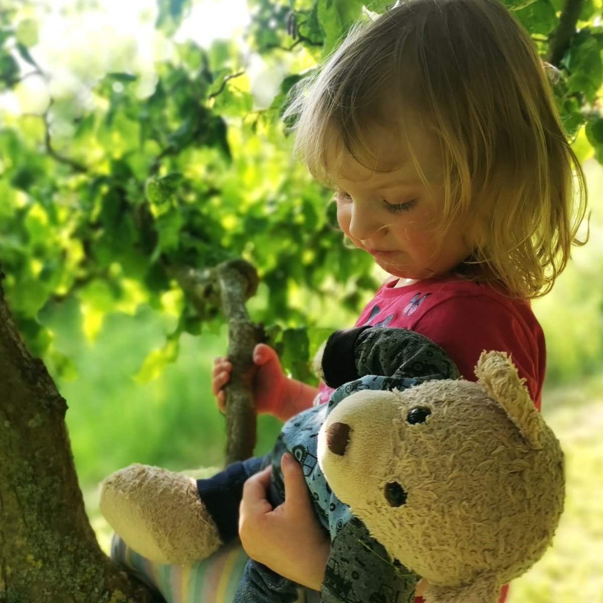 Alva (3) ist lebensbedrohlich krank. Statt draußen zu toben, wird sie in Isolation behandelt 😷. Wenn die Therapie weiterhin nicht anschlägt, ist Alvas einzige Chance eine Stammzellspende. Darum suchen wir ihren genetischen ➡️ Zwilling dkms.de/alva