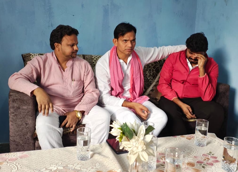 RamkaranNirmal's tweet photo. जनपद रायबरेली...
समाजवादी लोहिया वाहिनी के प्रदेश सचिव श्री राहुल निर्मल जी की पूज्य माता जी का हृदय गति रुक जाने से देहावसान हो गया था।
 दुःख की इस घड़ी मे आज शोक संतृप्त परिवार से मिलकर अपनी शोक संवेदना व्यक्त की। https://t.co/Uz7AKB1sMU