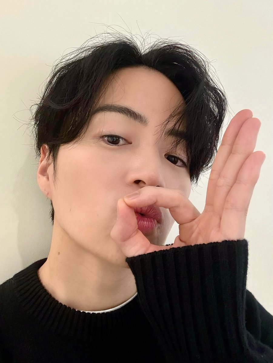 FAMILYCLUBweb's tweet photo. ◤#編集部ノート✍🏻◢

#timelesz 27枚目シングル「because」への
想いをじっくり語ったメッセージ動画は
ご覧いただけましたか⁉️

3人それぞれの自撮り写真も公開🤳
自撮り動画とともにチェック👇
🎥https://t.co/qpvg5bNRwJ

#timelesz_because @OVTT_official https://t.co/qa2qnhzeKG