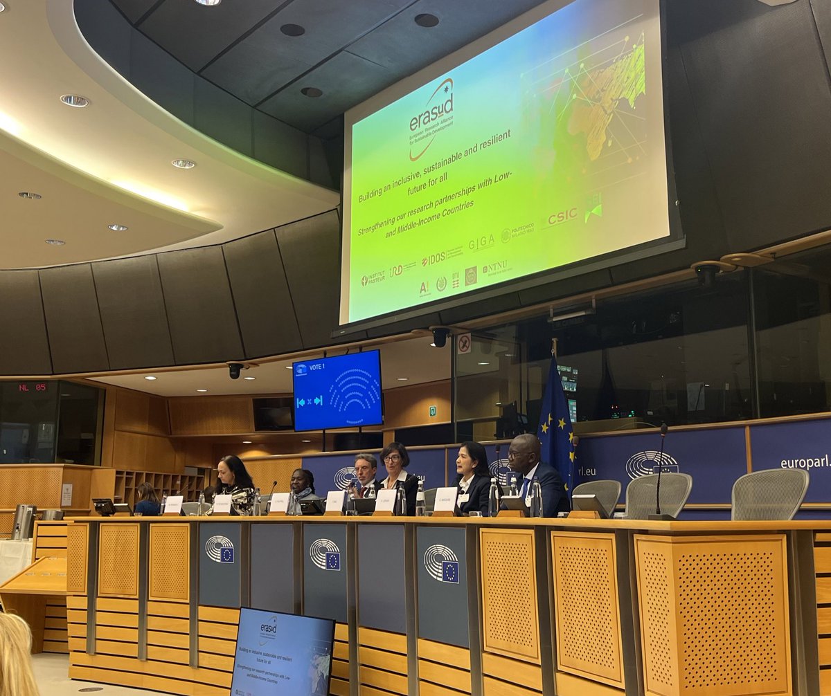 Isabel Díaz, Vicepresidenta Adjunta de Internacionalización y Cooperación de <a href="/CSIC/">CSIC</a> modera la discusión con socios de investigación de África, Latinoamérica y Asia en la presentación de ERASuD hoy en el <a href="/Europarl_EN/">European Parliament</a>