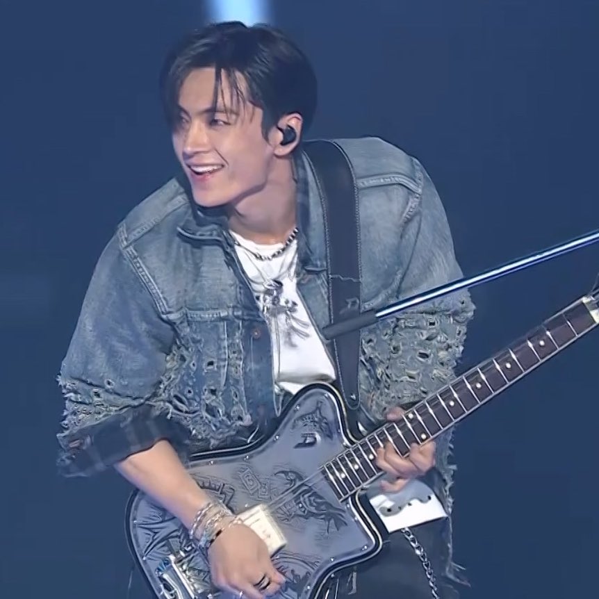 mainlyjay's tweet photo. THIS GUITARIST JAY HELLO??? https://t.co/9no1SKeMhz
