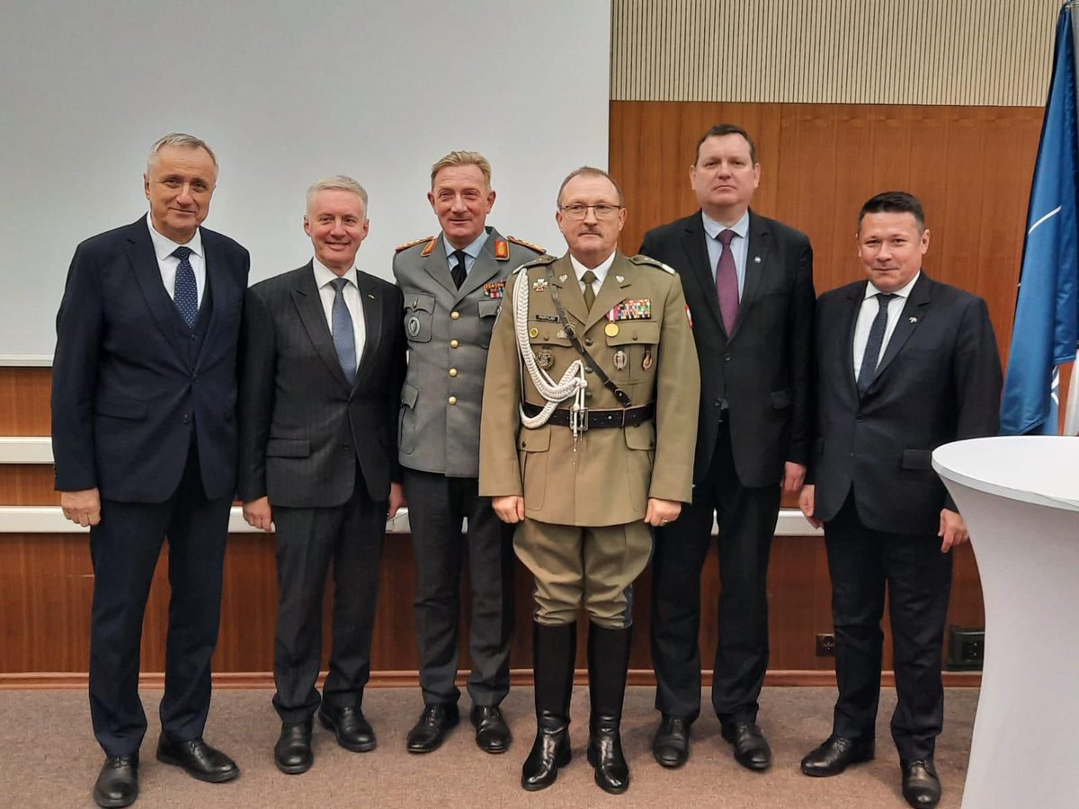 Cosmin_Onisii's tweet image. Y/day, in #Szczecin, during a solemn ceremony, which I was honored to attend, LtGen Jürgen-Joachim von Sandrart 🇩🇪 relinquished command of @hqmncne to LtGen Dariusz Parylak 🇵🇱. Continuity of @NATO presence in 🇵🇱 &amp;amp; on #EasternFlank is ensured &amp;amp; so is our security #StrongerTogether