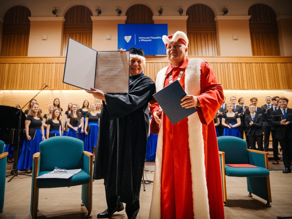 Doctor honoris causa
Hudebník Jiří Pavlica včera v olomoucké Redutě obdržel čestný doktorát UP za mimořádné zásluhy, přínos české a moravské hudbě a za šíření dobrého jména UP. Pavlica je absolventem <a href="/FF_UP/">Filozofická fakulta UP💛💙</a>. 
Více v článku 👉 zurnal.upol.cz/nc/zprava/clan…