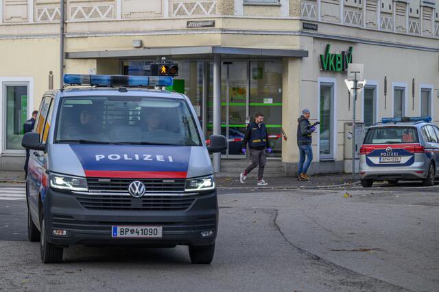Nach einem bewaffneten Banküberfall in Linz Kleinmünchen läuft aktuell eine großangelegte Fahndung nach dem flüchtigen Täter. Zahlreiche Beamte und der Polizeihubschrauber sind im Einsatz.