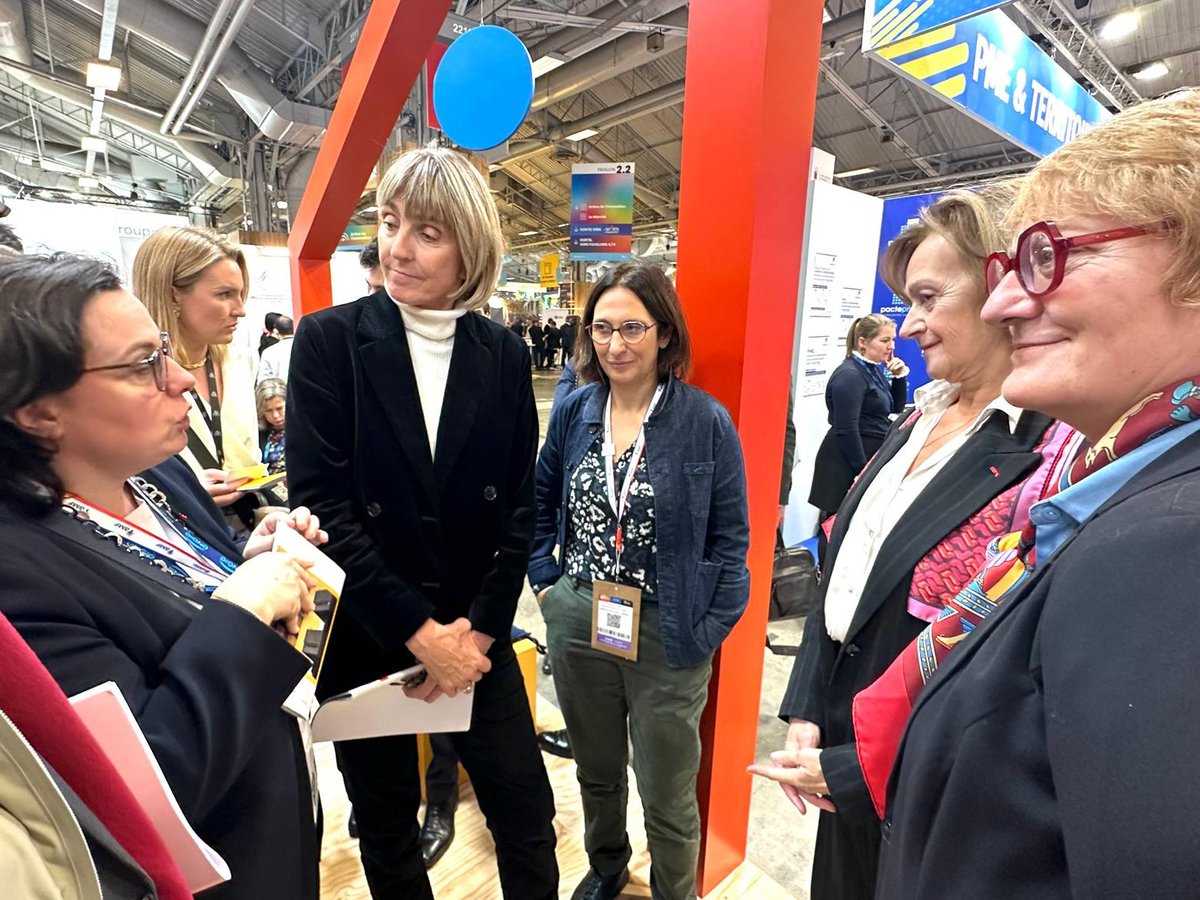 Passage de <a href="/valerieletard/">Valérie Létard</a>, ministre du #logement, sur le stand de l’USH. Rencontre avec <a href="/emmacosse/">Emmanuelle Cosse</a> en présence de <a href="/mariannelouis/">Marianne Louis</a>, directrice générale de l’USH, <a href="/maryse_prat/">MP31</a>, présidente de la CGLLS et Marianne Laurent, directrice générale de la CGLLS