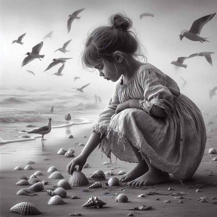 أعُود إلى صورك 
كلاجئ يفتحُ، 
باب وَطنه، 
تعُود الذّكرى ، 
تعود التفاصيل ، 
يعُود قلبي 
كأول يوم فَقد، 
وأنت يا 
#غائبي  
لا تعُود!. 
💔