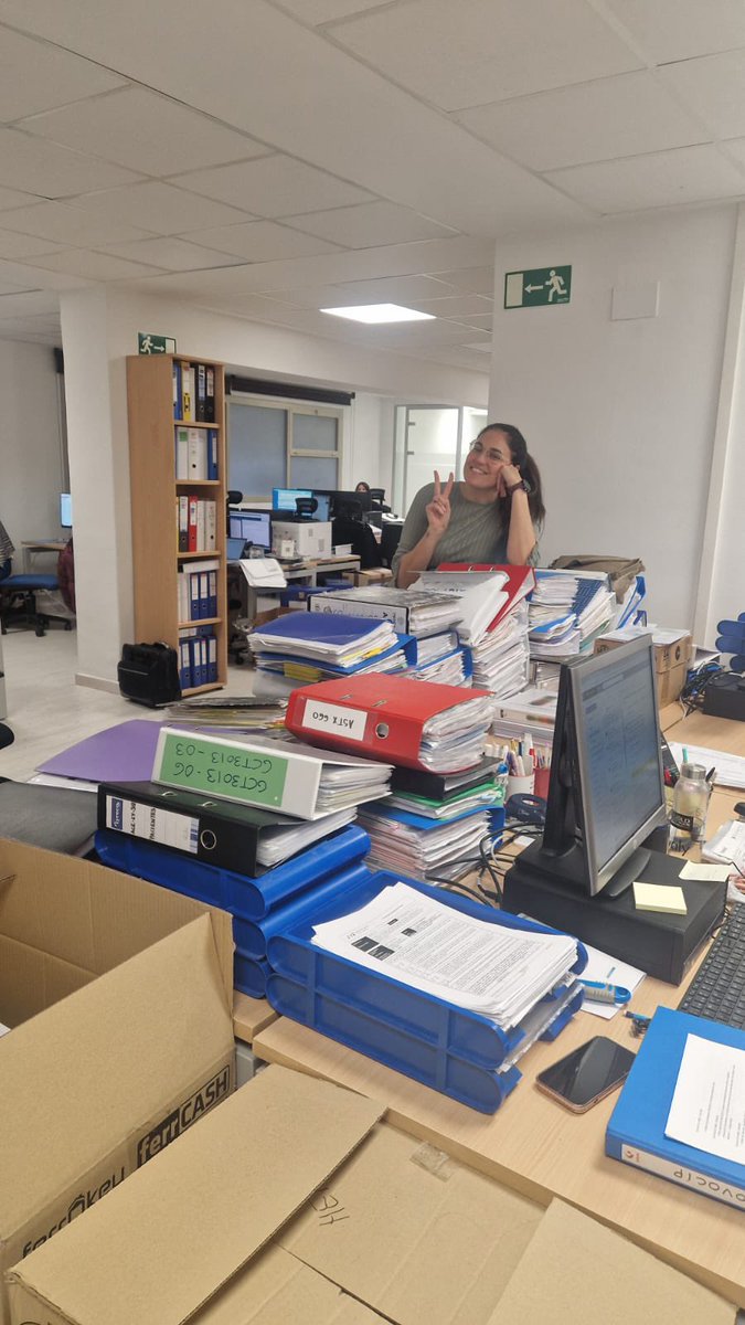 DrRaulCordoba's tweet photo. La burocracia es uno de los verdaderos obstáculos en la #investigación clínica y realización de #EnsayosClínicos. Nuestra study coordinator manager de #Hematología @arangcia (foto publicada con su permiso) así lo demuestra. Algo tiene que cambiar @Farmaindustria https://t.co/KwJL4NHOKx
