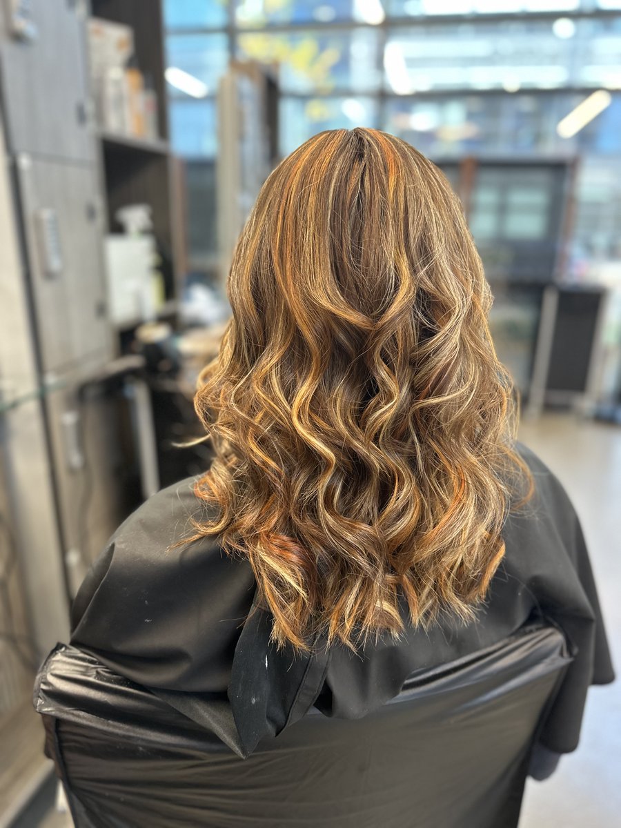 Amser adnewyddu!

A oes angen lliw ffres ar eich gwallt yn dilyn heulwen yr haf? Neu a yw’n galw am driniaeth gyflyru?

Mae academi Urbasba yma i chi!
Trefnwch apwyntiad i sicrhau bod eich gwallt yn iach ac yn edrych ar ei orau unwaith eto.