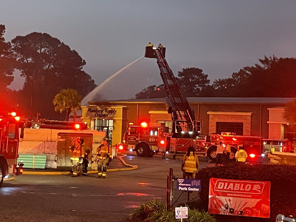 #Breaking huge fire response here in North Charleston off Rivers Ave. Firefighters appear to be focusing on a supply yard next to a plumbing store. #chsnews <a href="/Live5News/">Live5News</a>