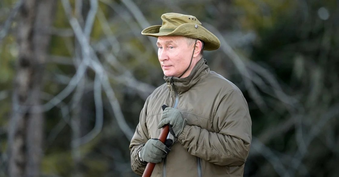 echofm_online's tweet photo. Владимир Путин в очередной раз «пропал с радаров» — последний раз хозяин Кремля появлялся на публике 7 ноября на Валдайском форуме. В отсутствие главы государства его подчинённые начали массово выпускать заготовленные заранее «консервы» — записи его встреч с чиновниками и депутатами. Журналисты обратили внимание на особенно устаревшие видео. Так, встреча с главой думской фракции «Единой России» Владимиром Васильевым, вероятно, была записана ещё в сентябре.

Подробнее:
https://t.co/ul1GYy9C8M