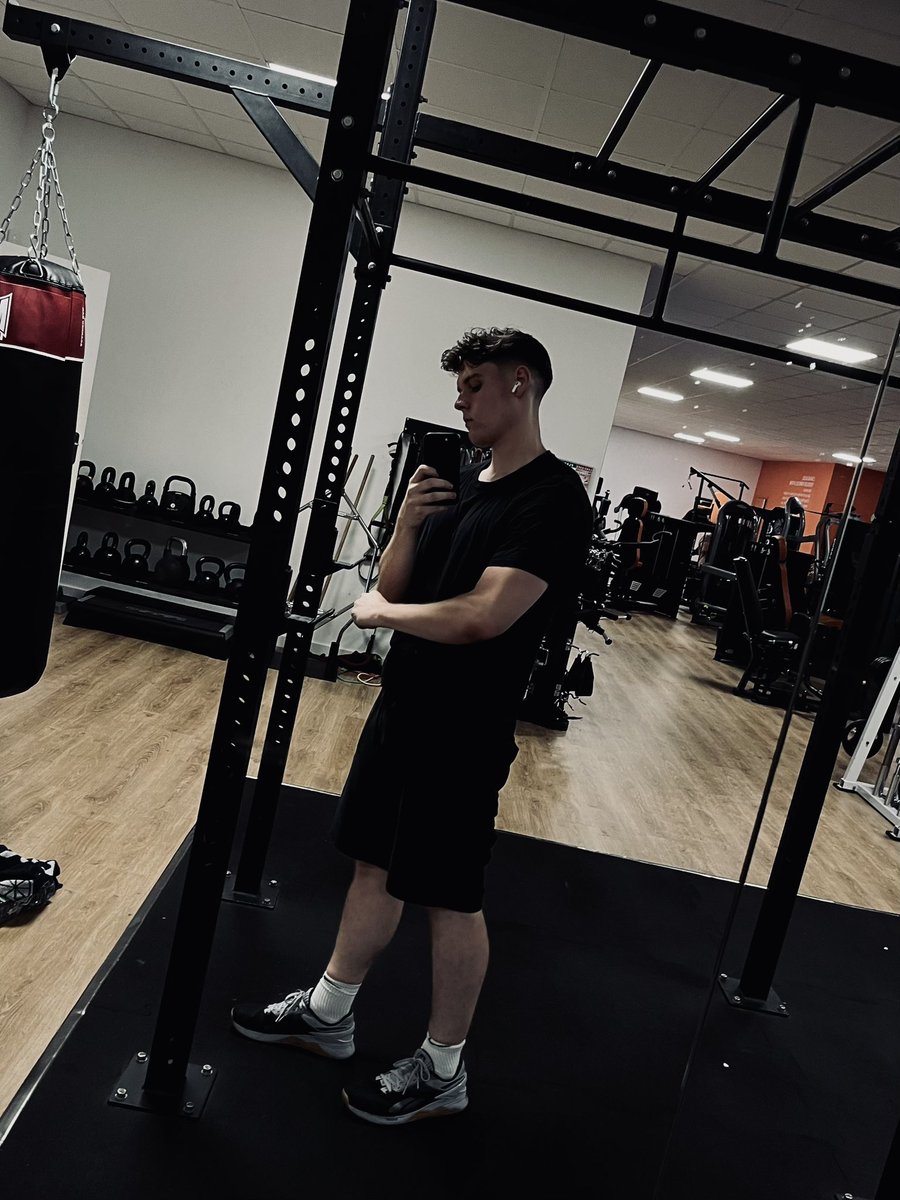 Skyonlycsgo's tweet image. Je pense que tu a motivé plus d’une personne via le plus jamais gros @Kammeto maintenant c’est ton moment, full confiance en toi 💪💪
180 to 95kg