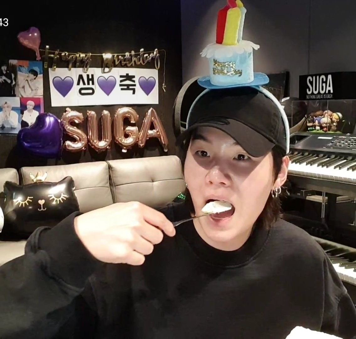 minyo0n9i's tweet image. This cutie patootie makes me wanna squish him 🤏