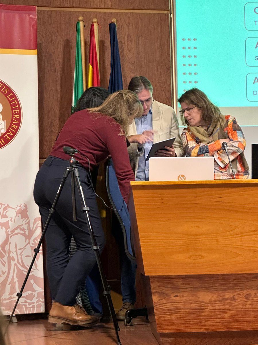 Las compañeras Isabel Pérez y Miriam Roncero presentan las experiencias de gamificación vía escape rooms desarrolladas <a href="/bibupo/">Biblioteca/CRAI UPO</a> #XVIJBP