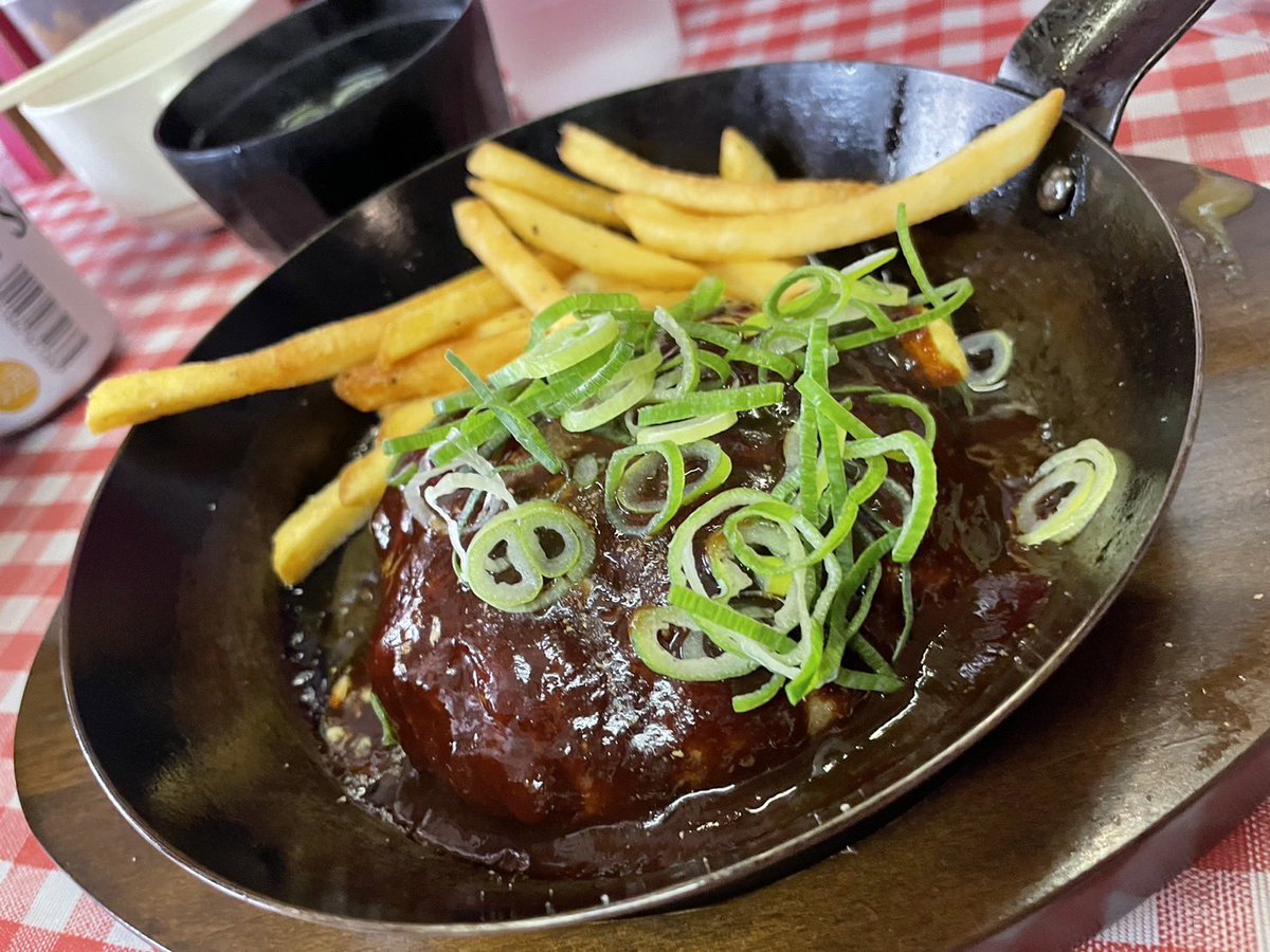 MitsusatoFulta's tweet photo. 本日のランチ、久しぶりに行けた、
めちゃ美味しかった。
厨房からJimmy Reedが聴こえていた♪

#JamesKitchen
#百万遍
#ハンバーグ https://t.co/3kC09ZzIGR