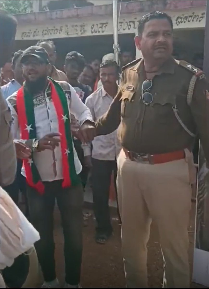 BelagaviSDPI's tweet photo. ಶಹೀದ್ ಟಿಪ್ಪು ಸುಲ್ತಾನ್ ಬ್ಯಾನರ್ ತೆಗೆದಿರುವುದು ಸಂವಿಧಾನದ ಅಗೌರವ. @DgpKarnataka ಇದು ಖಾನಾಪುರ ಪೊಲೀಸರಿಂದ ನಮ್ಮ ಕಾರ್ಯಕರ್ತರ ಮೇಲೆ ದಬ್ಬಾಳಿಕೆ, SDPI ಕಾರ್ಯಕರ್ತರು ಬ್ಯಾನರ್ ಹಾಕಲು ಅನುಮತಿ ಪಡೆದಿದ್ದರು. ಯಾವುದೇ ಕಾರಣವಿಲ್ಲದೆ ಅವರನ್ನು ಬಂಧಿಸಲಾಗಿದೆ. ಕೂಡಲೇ ಅವರನ್ನೆಲ್ಲ ಬಿಡುಗಡೆ ಮಾಡಿ.@SPBelagavi 

#ಟಿಪ್ಪುವಿರೋಧಿಸರ್ಕಾರ https://t.co/eKugVmldrU