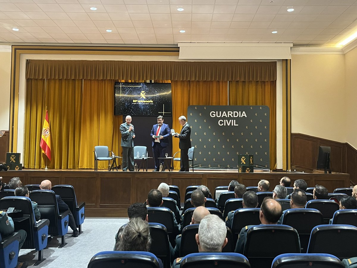 apcabos's tweet photo. Se hace entrega de un reconocimiento y agradecimiento a @VilaSilva y a Alberto Rico Sánchez por su asistencia.
Desde @apcabos también les agradecemos su asistencia.

#80AniversarioCreacioEmpleoCaboEnConcepciónModerna y #25AniversarioEmpleoCaboMayor https://t.co/5P6H4z1mkO