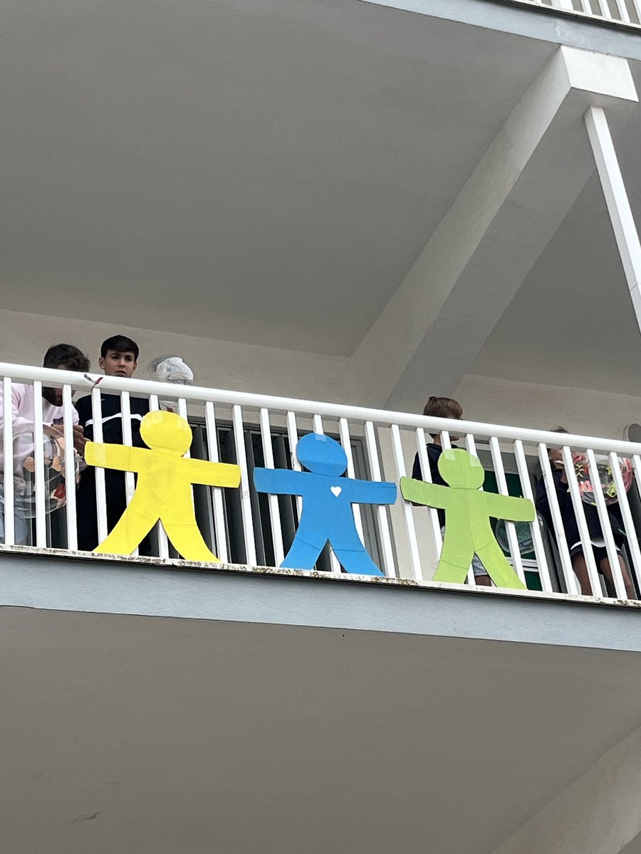 ⭐️20 Novembre: Dia Universal de l'infant⭐️👩🏼‍🤝‍👩🏾👩🏾‍🤝‍👨🏼👨🏼‍🤝‍👨🏿Avui, tota l’escola hem celebrat la importància de la infància i el dret de tots els nens a jugar, aprendre i ser feliços. Gràcies a tots els fillets i filletes per omplir-nos d'il·lusió!
#somlasalle #miramésenllà
