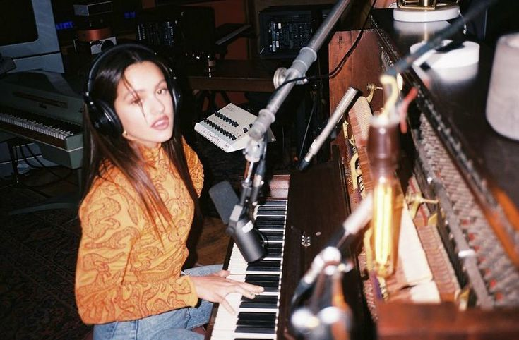 Brokenheartss8's tweet image. LOS 50 MANDAMIENTOS DE ROSALIA COMO ARTISTA. UN HILO con cada premisa que la llevo a ser la artista hispana mas importante de los últimos años.