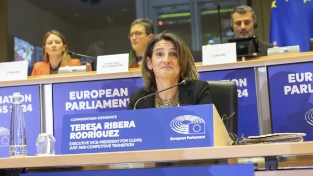 pegasusQ2004's tweet photo. 🛑😡🛑La UE es un reflejo del régimen del 78 parece una democracia, pero nada más lejos de la realidad. De hecho, Psoe y Pp votan lo mismo en la UE.

📰Weber ordena al PP europeo votar la semana que viene «sí» al Gobierno de Von der Layen, Riberaincluida.a

👉El presidente del PP europeo, Manfed Weber, ha reunido a su grupo este miércoles y ha trasladado la orden de votar la semana que viene a favor del nuevo Colegio de Comisarios propuesto por Ursula von der Leyen, con la socialista Teresa Ribera incluida. Así lo ha podido saber OKDIARIO de fuentes comunitarias en la jornada en que la ministra de Pedro Sánchez, candidata a vicepresidenta ejecutiva de Transición Limpia, Justa y Competitiva y comisaria de Competencia de la Comisión Europea, comparece en las Cortes Generales para dar explicaciones sobre su gestión en la crisis de la DANA.
