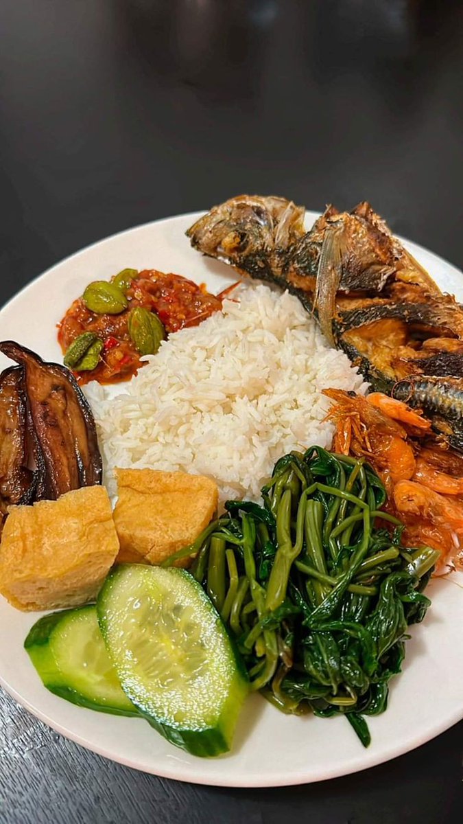 ㅤ
Selamat makan semuanya!
Jangan tanya siapa yang masak, karena jawabannya selalu; ibuk, ibuk, ibuk!
ㅤㅤ