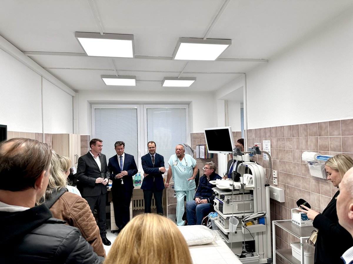 NemLiberec's tweet image. V #nemocnicefrydlant  jsme dnes slavnostně otevřeli novou endoskopickou ambulanci. Po velké rekonstrukci jsou nyní lékařům k dispozici tři místnosti, jednou z nich je zcela nový dospávací pokoj. Investice do frýdlantské „gastroenterologie“ přesáhly 3.130.000 Kč.
#modernizaceknl