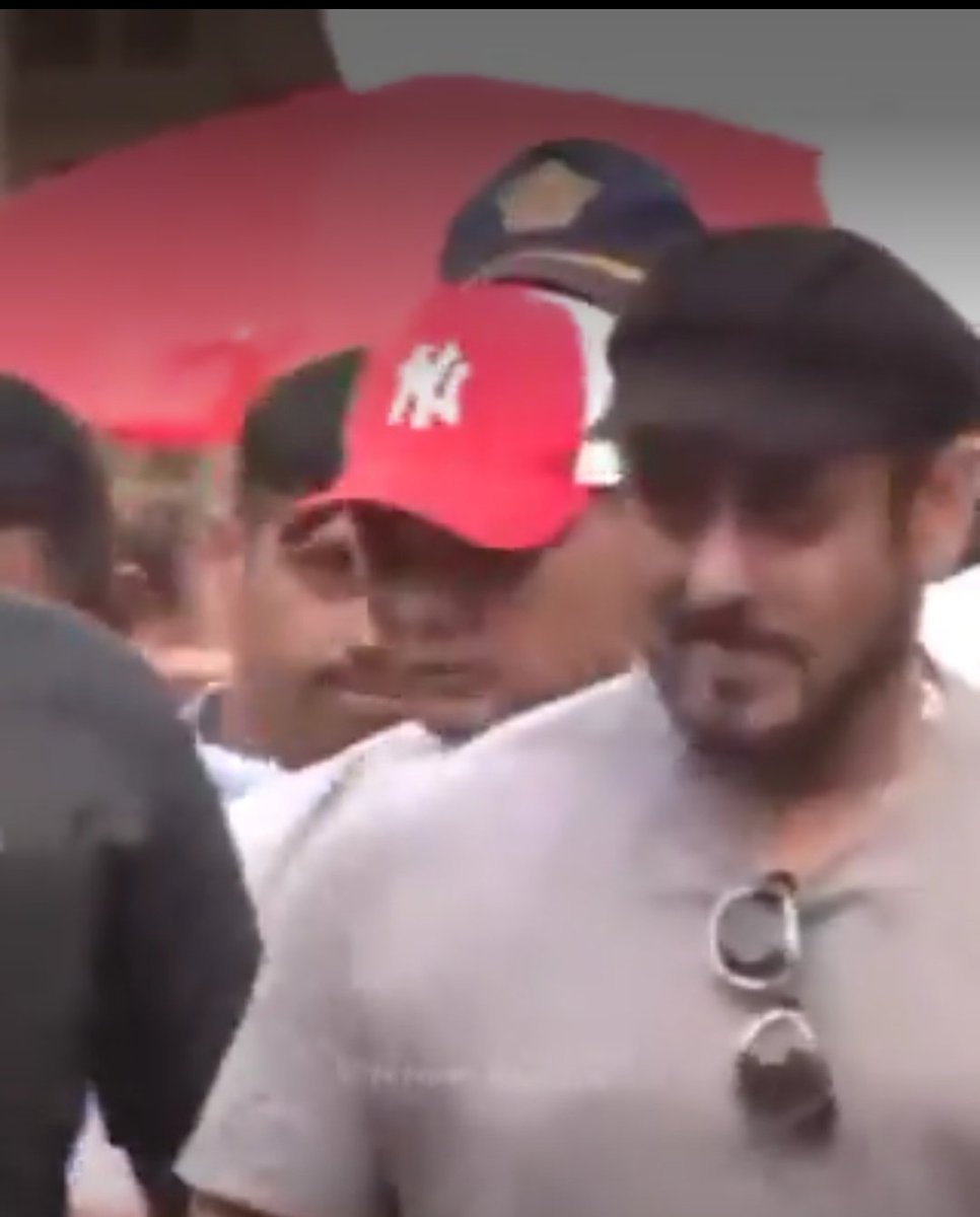 moduchauhan1's tweet photo. Latest : Here comes an OG Fearless star #SalmanKhan walking out after casting his Vote 💥💥

The Man who Fear No One , Except Almighty 🙌 Proud to be your fan @BeingSalmanKhan
#Election2024 #ElectionDay https://t.co/dVHFdAvDvL