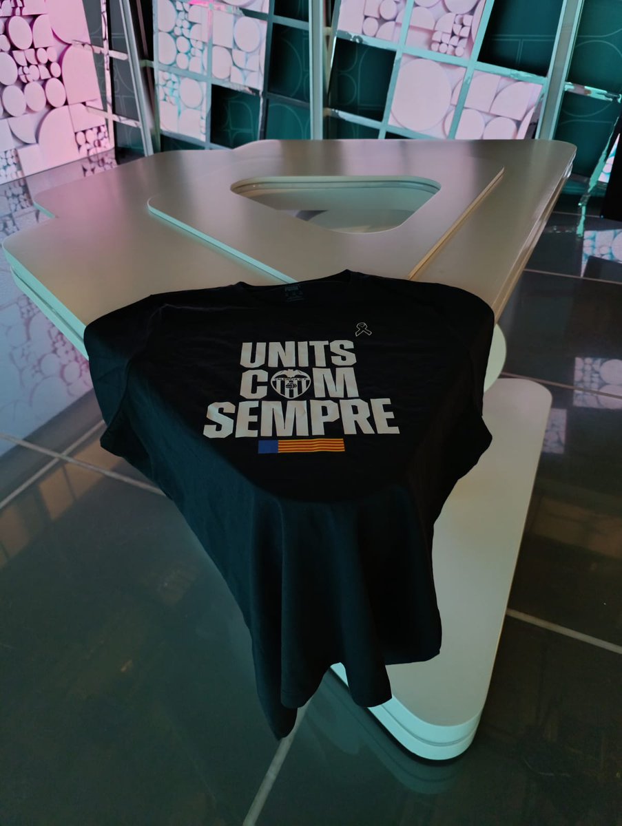 apuntesports's tweet photo. 👕SORTEIG | Guanya la camiseta solidària del @valenciacf. 

Participa:
1⃣Segueix el compte d'@apuntesports 
2⃣RT a esta publicació
3⃣Comenta amb l'etiqueta #CamisetaSolidàriaÀPunt

Participa també a Instagram:
👉https://t.co/NrTnvKYpwJ https://t.co/GdiixKee75