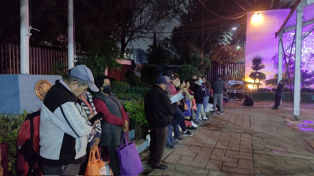 oscarolimpic's tweet photo. @Claudiashein @Alc_Iztapalapa @ClaraBrugadaM @ALEIDAALAVEZ de pena que ellos tengan que hacer fila desde las cinco de la mañana... https://t.co/3OEv6XpcyL