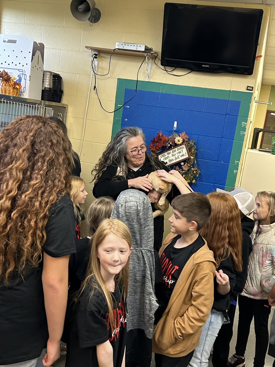 JamieG6708's tweet photo. Cler-Mont’s Leadership team hosted a donation drive for the Independence Animal Shelter. We were able to donate over 300 items to shelter pets in need! Very proud to be Co-leading this group of students! https://t.co/rNR9IXyaG2