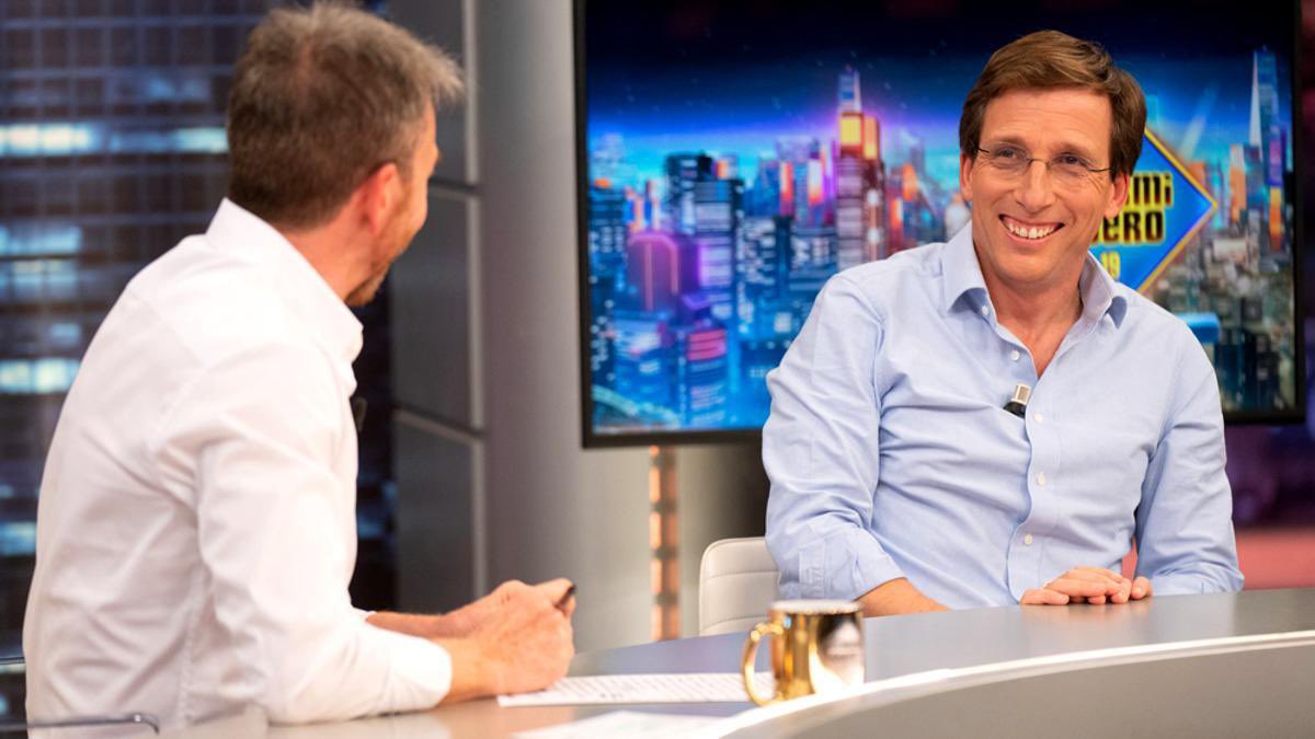 infarruco's tweet image. He tenido que verlo dos veces porque no le lo podía creer. Almeida, alcalde de Madrid, en El Hormiguero:

"¿Mi último detalle romántico con mi mujer? He reformado la cocina para hacerla más grande"

El público ríe. El presentador ríe. No es 1950, es 2024.