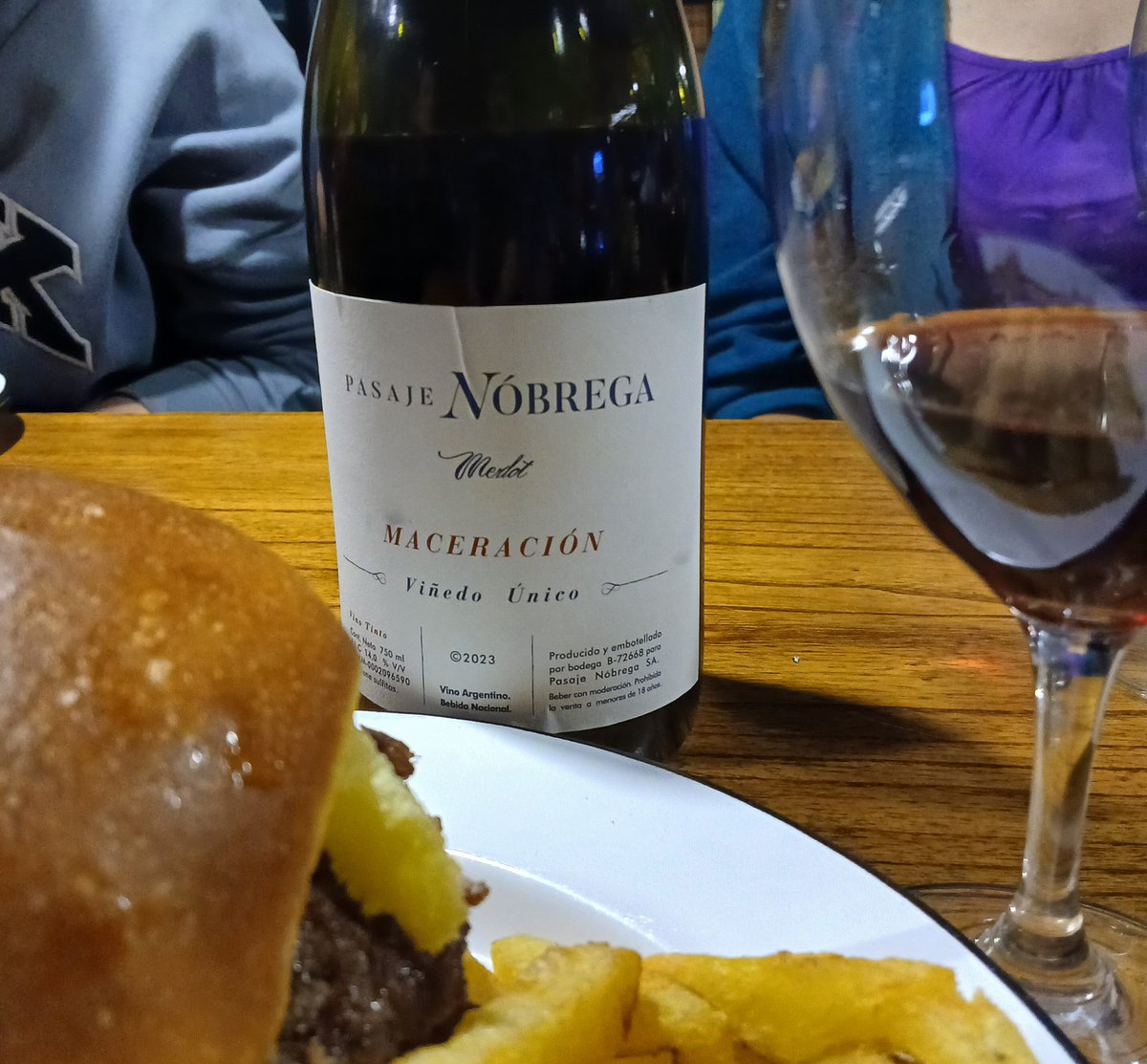 VinotecaMRWines's tweet photo. Muy lindo el Merlot Maceración Carbónica de Pasaje Nóbrega! Y el morfi de #Menenga ni te cuento!! Cada vez mejor! https://t.co/VaA3b3FQWc