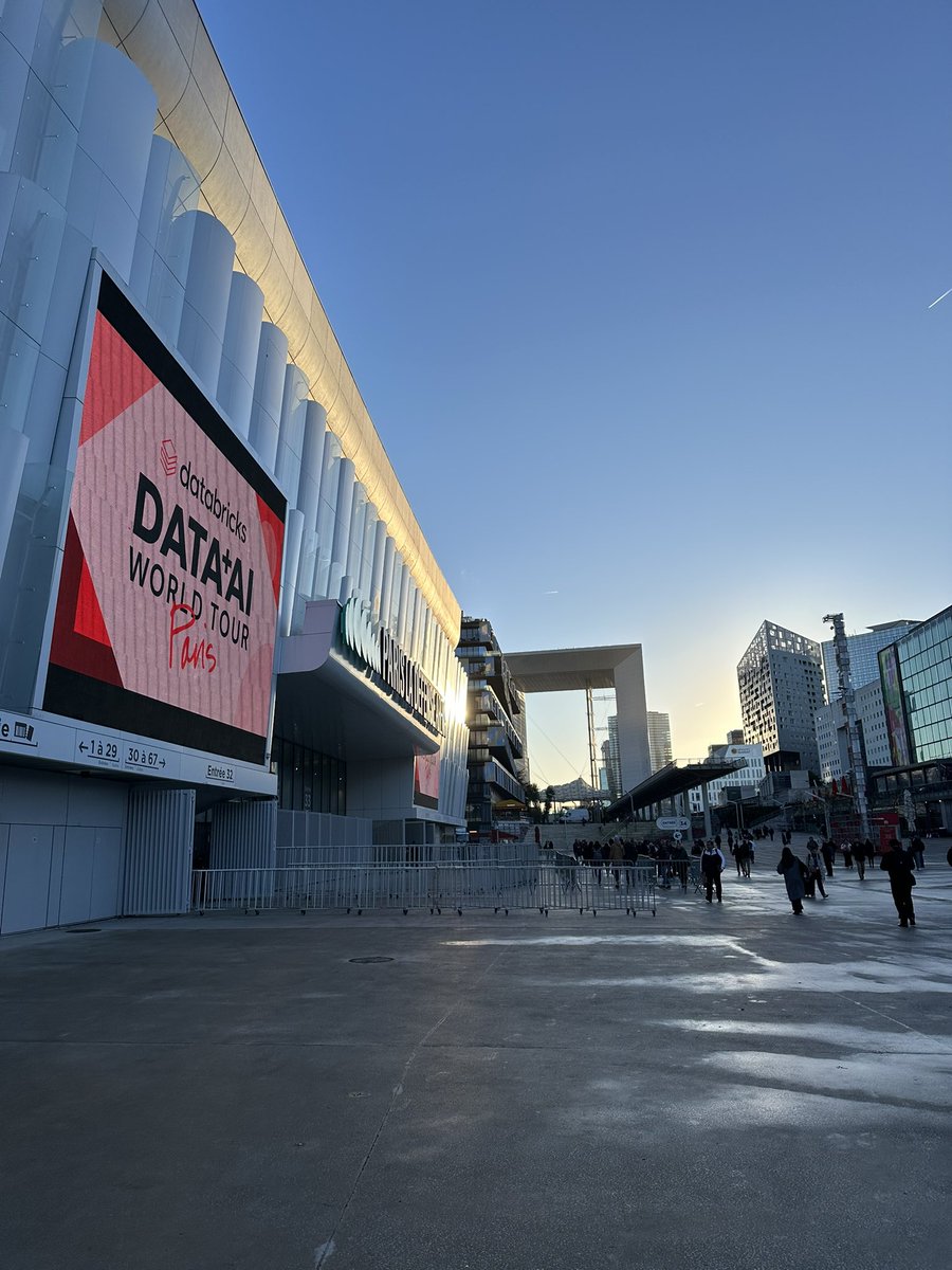 AlexandraBurla_'s tweet image. Au #DataAIWorldTour à Paris aujourd’hui !