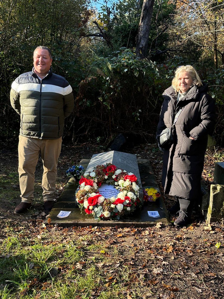 DavidJKing3's tweet photo. @Hullhistorynews @FA @collinstony @Hull_Museums @hull_libraries @Hullccnews Just been to his grave to pay respects and lay a wreath on behalf of @FA with members of @BarnesFootball https://t.co/09XS9NVJHG