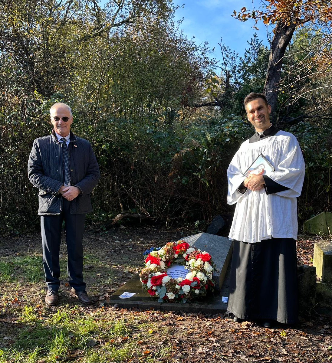 DavidJKing3's tweet photo. @Hullhistorynews @FA @collinstony @Hull_Museums @hull_libraries @Hullccnews Just been to his grave to pay respects and lay a wreath on behalf of @FA with members of @BarnesFootball https://t.co/09XS9NVJHG