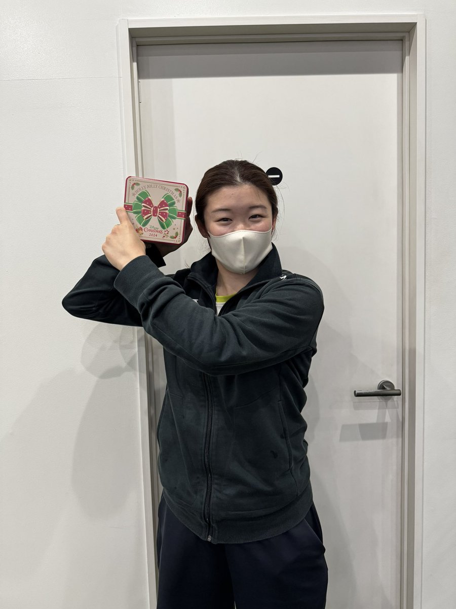 皆様寒い中ご来店ありがとうございます！

今日はお客様からディズニーのお土産を頂きました！ありがとうござます😍

トレーナー一同大喜びです！
今週から本格的に寒くなってくるので皆様体を冷やさないようにお過ごしください。