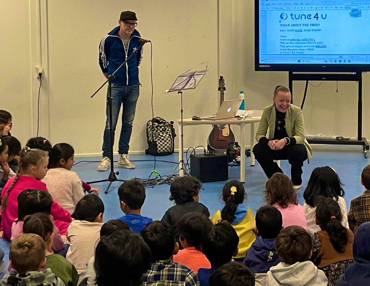 Vandaag op #Boomfeestdag 2024 heeft groep 5 van de Amstelland International School uit Westwijk een eigen #bomenlied 🎤🎶 uit volle borst gezongen en aansluitend jonge bomen 🌳🌳 geplant bij onze studentencampus Uilenstede-Kronenburg… 🤗 #iederkindeenboom #NatuurMilieuEducatie