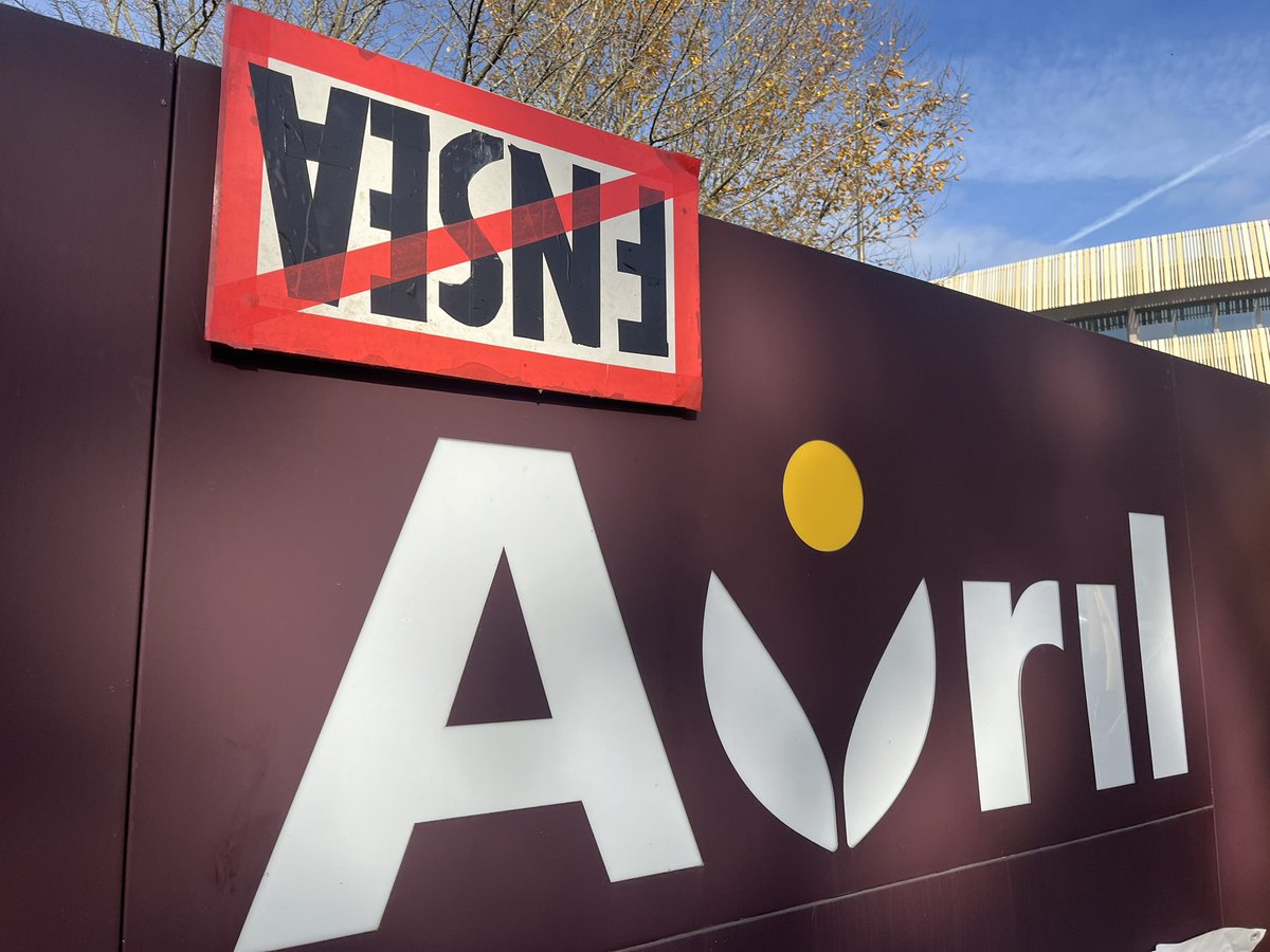 TVR35's tweet photo. Action symbolique de la Confédération Paysanne devant le siège d’Avril à Bruz. Le syndicat dénonce l’hypocrisie de la FNSEA, dont le président national est aussi président du groupe Avril. La Confédération s’oppose à tout accord de libre-échange, dont le Mercosur. #Rennes https://t.co/O9iJBi7cNA