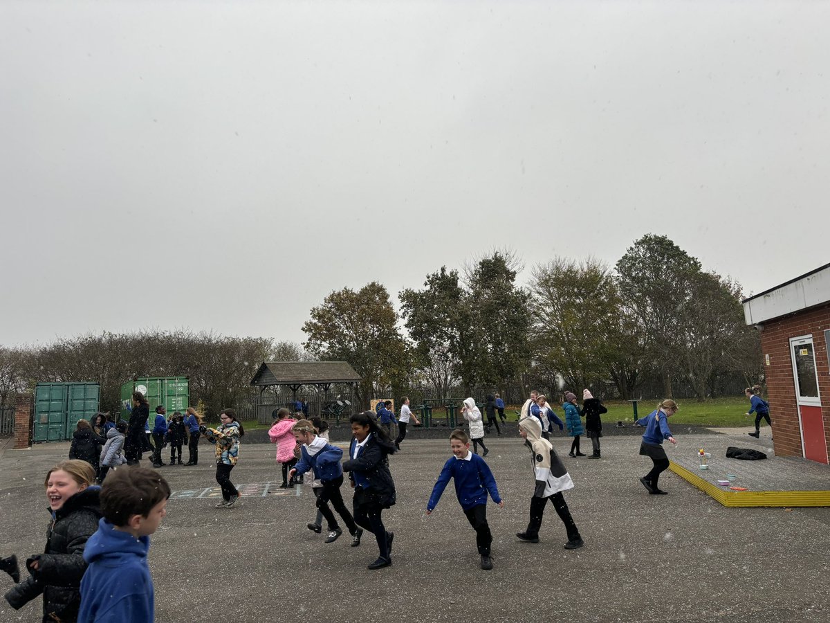 MissWalkerSJA's tweet photo. We’ve got snowwwwwwww ❄️ ⛄️ 

What a glorious break time we’ve had 

@ScarthoJ https://t.co/qGsxQ9WPEG