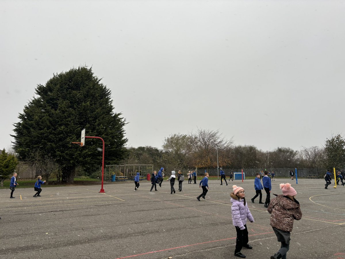 MissWalkerSJA's tweet photo. We’ve got snowwwwwwww ❄️ ⛄️ 

What a glorious break time we’ve had 

@ScarthoJ https://t.co/qGsxQ9WPEG