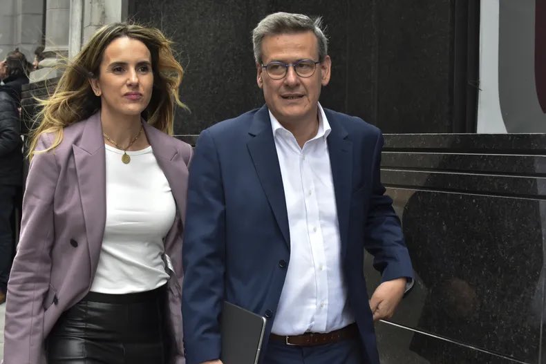 - viste que a diaz se le rompió el auto? 
- ah si? como sabes?
- lo vi comprando repuestos!!!