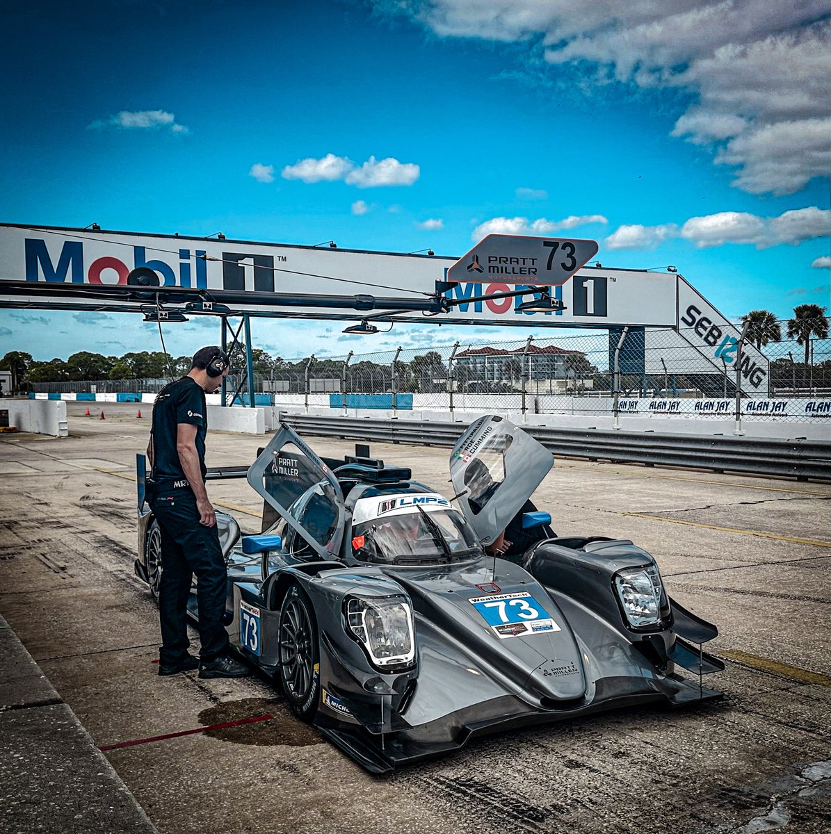 PrattMillerMS's tweet image. A few shots from the install / shakedown day in Sebring.

#LMP2 #PMM