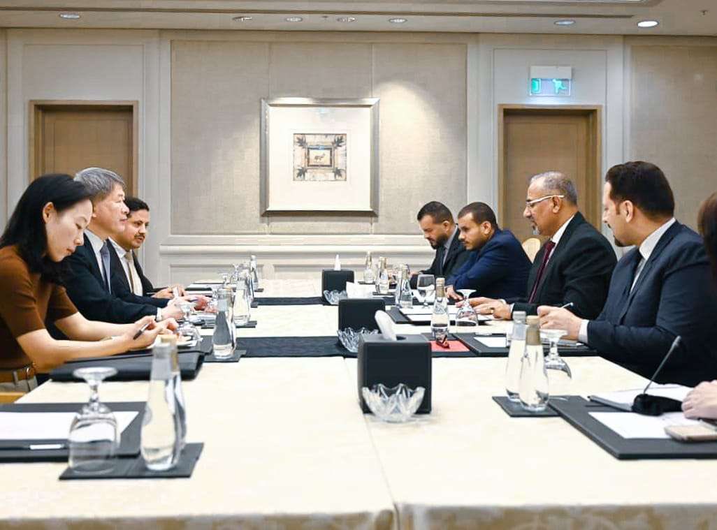 📰 #الرياض | الرئيس عيدروس الزُبيدي يستقبل في الرياض السفير الكوري الجنوبي لدى اليمن لبحث تعزيز التعاون الثنائي ومناقشة مستجدات الوضع الإنساني. وأشاد الرئيس الزُبيدي بدور كوريا الجنوبية في دعم بلادنا.السفير الكوري الجنوبي أكد على استمرار دعم بلاده لتحقيق السلام وتقديم المساعدات