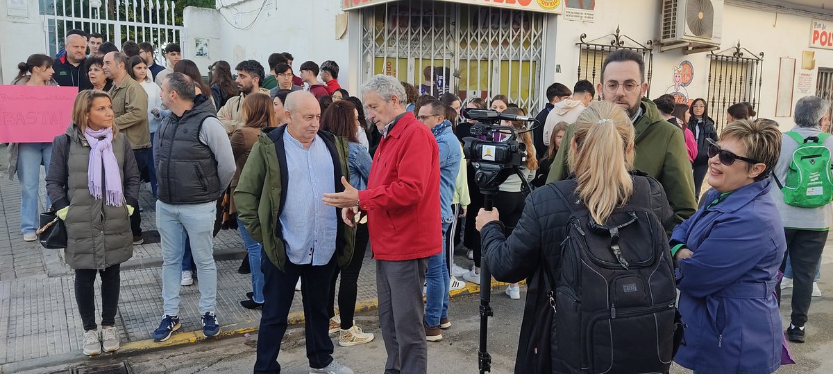 El instituto Castillo de Luna se moviliza en estos momentos para exigir la construcción de un nuevo edificio. Está presente el alumnado, la AMPA, familias, la corporación municipal y parte del profesorado.